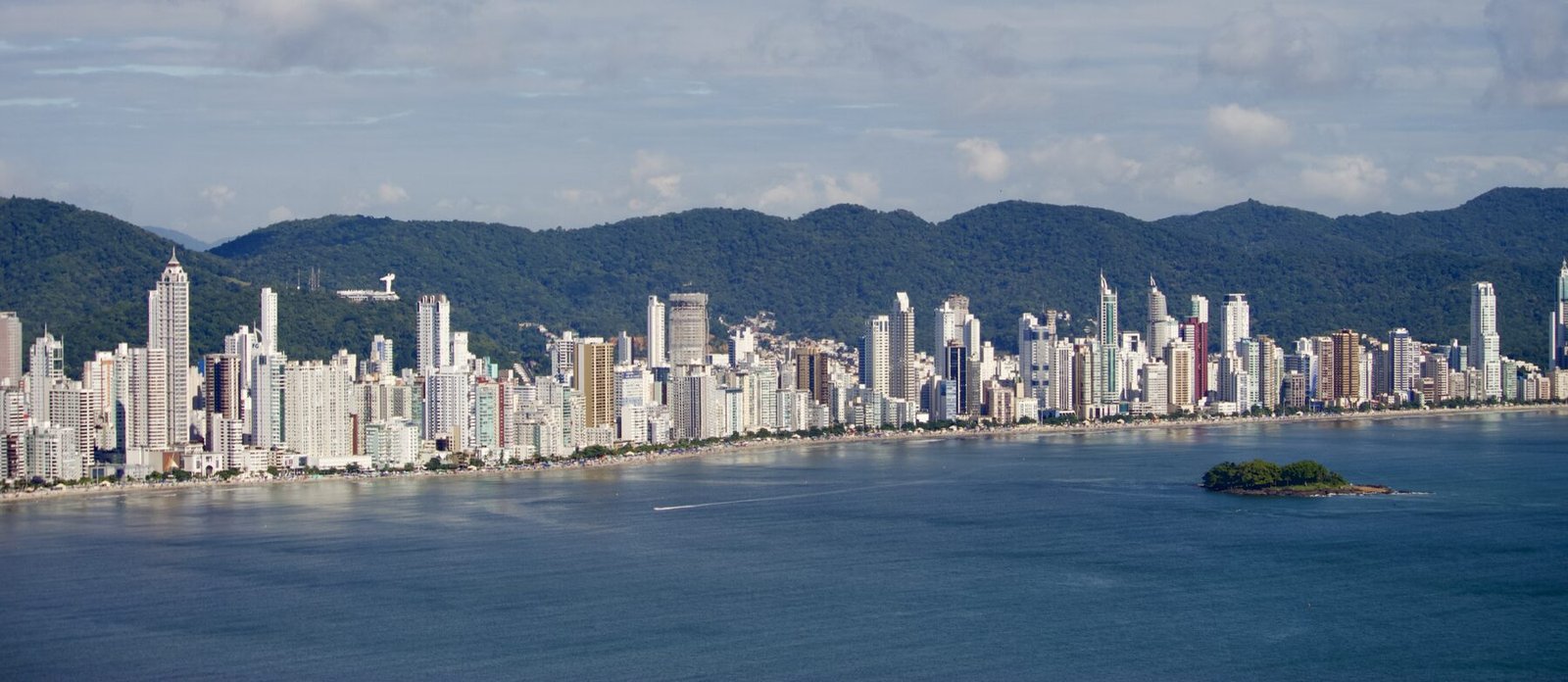 Vista do mar para a orla urbana de Balneário Camboriú, com edifícios ao longo da costa